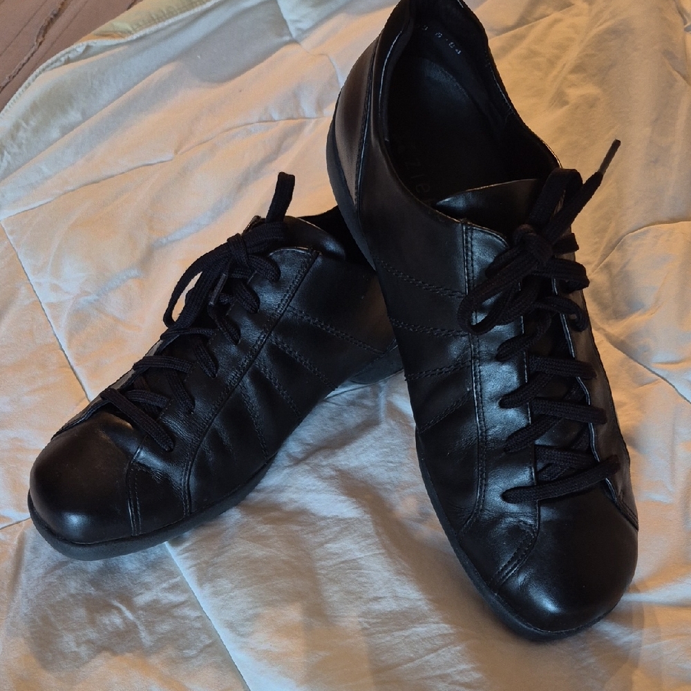 EUC Ziera Sleek Black Leather Women's Sneakers